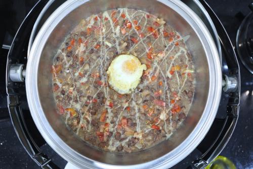a pot full of food in a stove at أوتار ذهب للشقق الفندقية الفاخرة in Ma‘ān