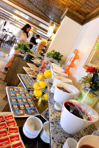 una linea a buffet con molti tipi diversi di cibo di Baglar Saray Hotel a Safranbolu