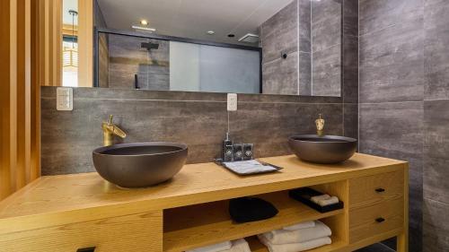 2 lavandini su un bancone in legno in bagno di Kumonoue Fuji Hotel - Vacation STAY 13725v a Oishi
