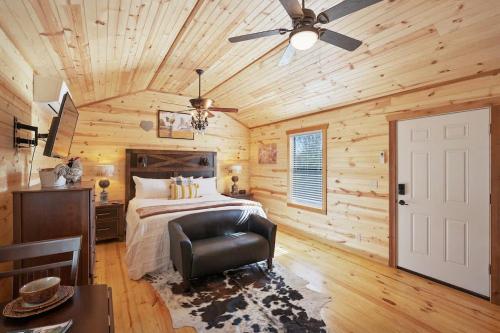 フレデリックスバーグにあるGorgeous Cabin on Main-Steps to Pacific War Museumのベッドと天井扇風機のある寝室
