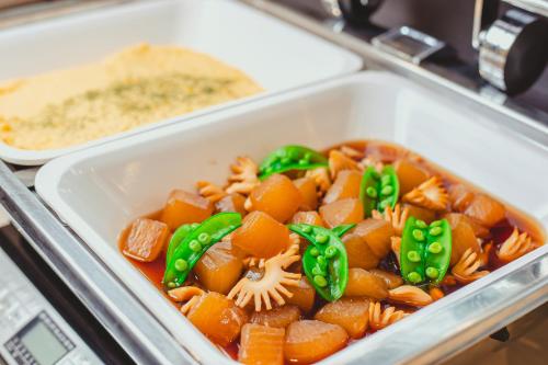 a plastic container of food with carrots and green peppers at Hotel La'gent Plaza Hakodate Hokuto in Hokuto