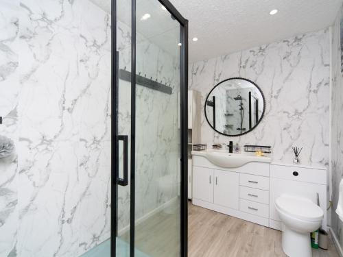 Et badeværelse på Pass the Keys Centrally Located Modern Seaside House