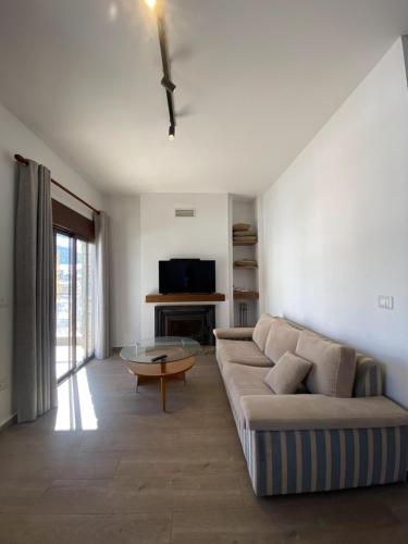 Et tv og/eller underholdning på 2BR Chalet with Balcony in Faraya Chabrouh