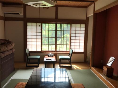 Ruang duduk di サムライの宿ならい荘