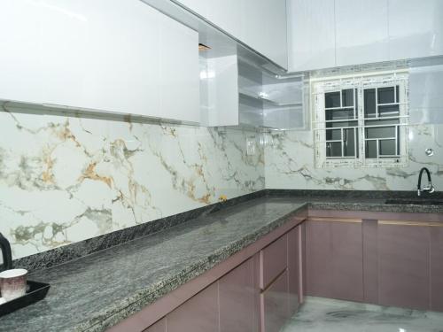 Η κουζίνα ή μικρή κουζίνα στο Serene Legacy