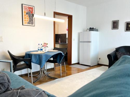 a small room with a table and a refrigerator at Helle 2 Zimmer Wohnung mit Balkon gemütlich & zentral in Aalen