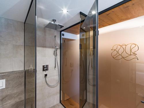 Un baño de Hotel Waldfriede - Der Logenplatz im Zillertal