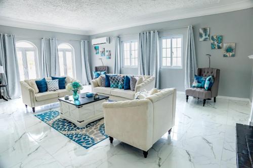 Χώρος καθιστικού στο Lux Beach Front Retreat Sleeps up to 12