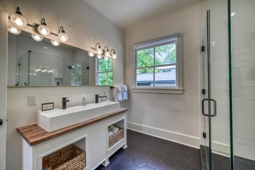 Fotografie z fotogalerie ubytování The Golden Goose - Hot Tub-Fire Pit-2 BLKS to Main v destinaci Fredericksburg