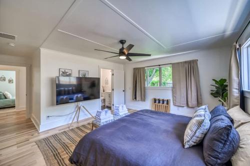 Postel nebo postele na pokoji v ubytování The Golden Goose - Hot Tub-Fire Pit-2 BLKS to Main