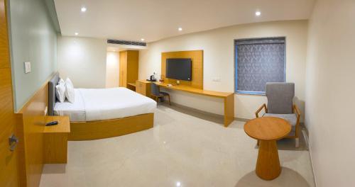 TV a/nebo společenská místnost v ubytování Hotel Sri Haripriya