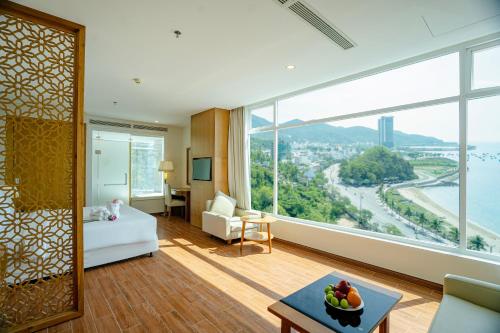 Habitación de hotel con vistas a la ciudad en Glamour Hotel Nha Trang, en Nha Trang