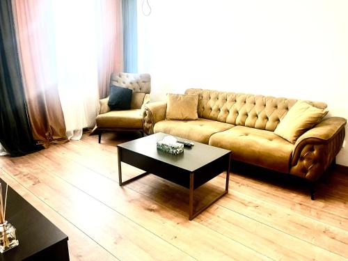Una sala de estar con un sofá y una mesa de café. en VF Apartments, en Bucarest