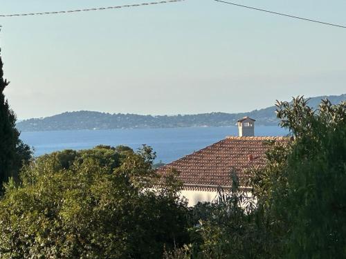 a house with a tower on top of a roof at Haut de Villa de 90m2, terrasse vue mer, plages à 5min in Carqueiranne
