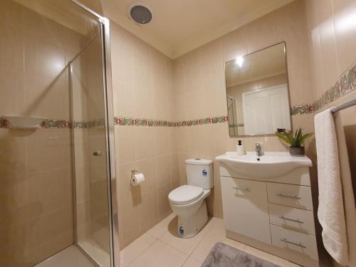 Grandview House Private 2Bed 2Bath Melb Airport في ملبورن: حمام مع مرحاض ودش ومغسلة