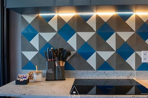 eine Theke mit einer blau-weißen Kachelwand in der Unterkunft Villa Kanui a 100 metros da Praia de Tatuamunha in Tatuamunha