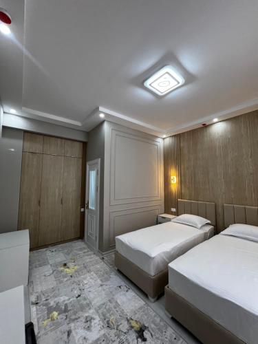 En eller flere senge i et værelse på Hotel Zafarbek Plaza