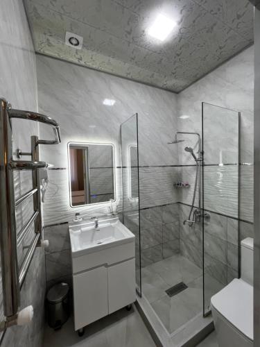 Et badeværelse på Hotel Zafarbek Plaza