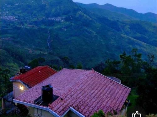 Pemandangan gunung umum atau pemandangan gunung yang diambil dari penginapan & sarapan