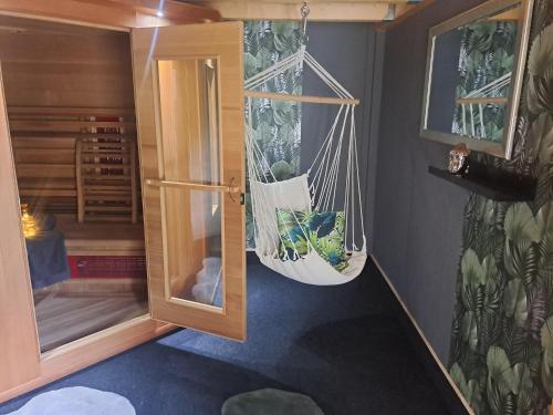 SerrigにあるRelaxsuite Serrigのドアからハンモックがぶら下がっている部屋
