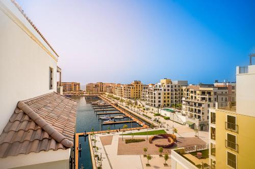 Escape24 Elegant 1BR with Sea View & Beach Access in La Mer