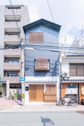 澤 寝室4つの広い一軒家 寝具9点 お風呂2台 トイレ3台 駅徒歩5分 コリアンタウンや道頓堀近く