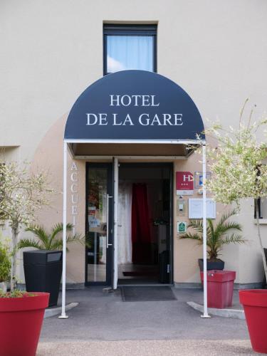a hotel de la care sign in front of a building at Hotel de la Gare in Saint-Mihiel
