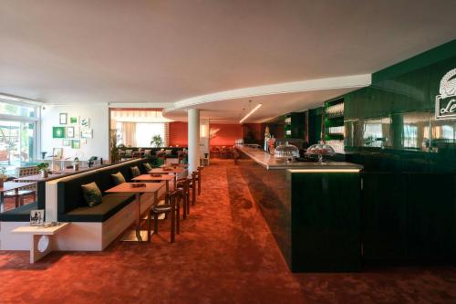 Un restaurante o sitio para comer en Le Méridien Beach Plaza