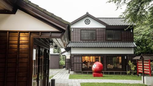 Xiulinにある慢慢太魯閣民宿 - 原迎曦閣の家の前の赤火栓