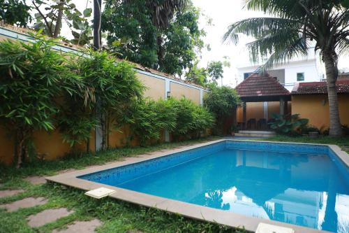 una piscina frente a una casa en Vox Sippi, en Kuilapayam