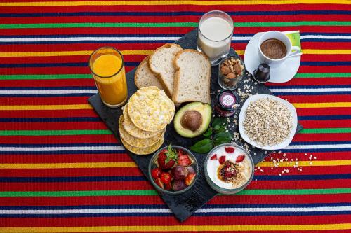 una bandeja de alimentos para el desayuno y bebidas en una mesa en Living Funchal V, en Funchal