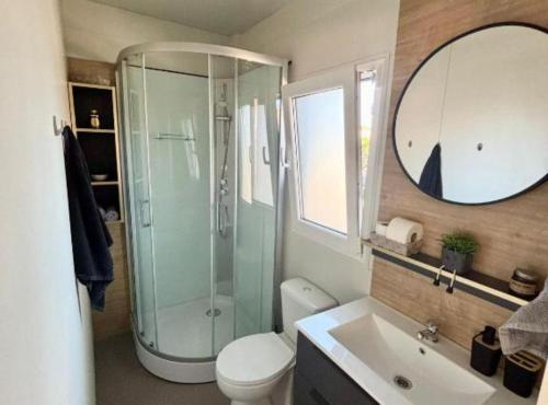 O baie la TJ Escape - Mobile Home With Hot Tub And Terrace