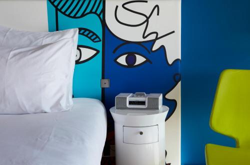 Ένα ή περισσότερα κρεβάτια σε δωμάτιο στο Hotel Napoléon