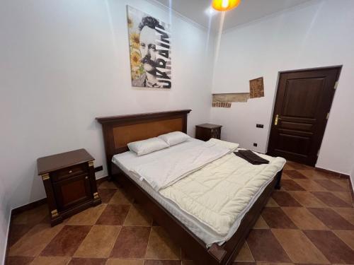 เตียงในห้องที่ HOUSE of UKRAINE на площі Ринок з приватним БОМБОСХОВИЩЕМ