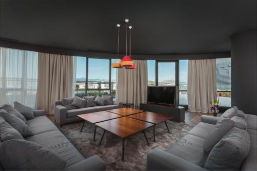 Χώρος καθιστικού στο Crowne Plaza Podgorica by IHG