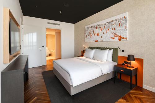 Ένα ή περισσότερα κρεβάτια σε δωμάτιο στο Crowne Plaza Podgorica by IHG