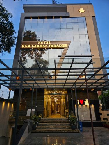 Un edificio con un cartel que dice "Palacio Ran Karachi" en Hotel Ram Lakhan Paradise, en Sultānpur