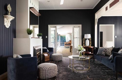 Χώρος καθιστικού στο Waterfall Lodge Maleny