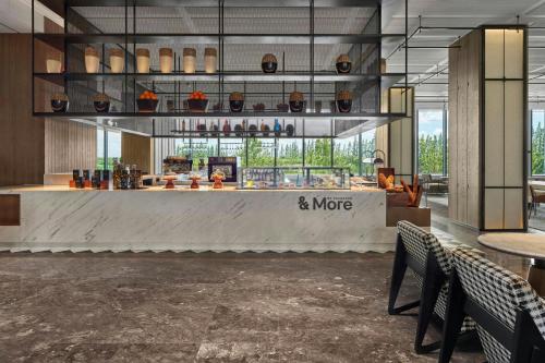a restaurant with a counter and a bar at Sheraton Kunshan Dianshan Lake in Kunshan