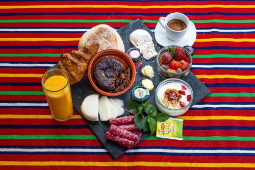 Living Funchal Apartments في فونشال: صينية طعام وكوب عصير برتقال