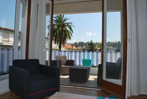 Grand Appartement Terrasse Parking tesisinde bir oturma alanı