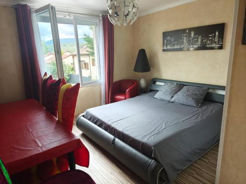 Un dormitorio con una cama y una silla y una ventana. en independent apartment in house with 3 bedrooms, en Aubière