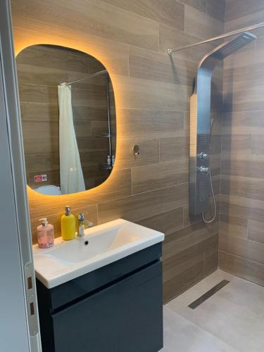 a bathroom with a sink and a mirror at Profil villas in Spartià