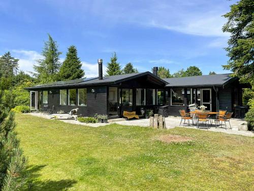 En have udenfor Summer House With Pool Near Dronningmølle Beach