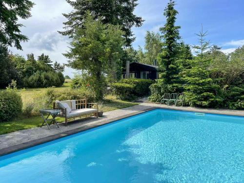 Swimmingpoolen hos eller tæt på Summer House With Pool Near Dronningmølle Beach
