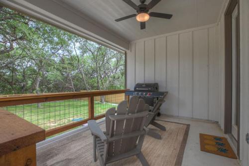 eine abgeschirmte Veranda mit einem Stuhl und einem Herd in der Unterkunft Pristine 3-bedroom Home Near Canyon Lake! in Cranes Mill