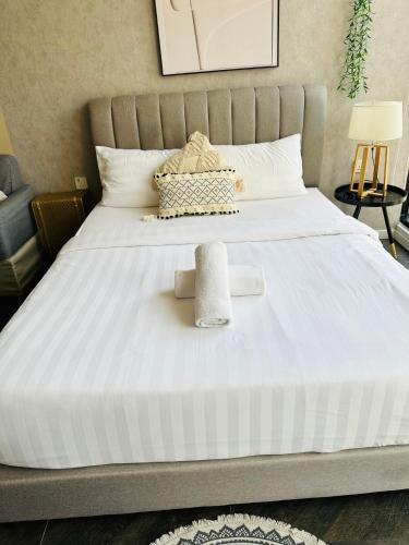 Ένα ή περισσότερα κρεβάτια σε δωμάτιο στο Scarletz Suites KLCC by Dream