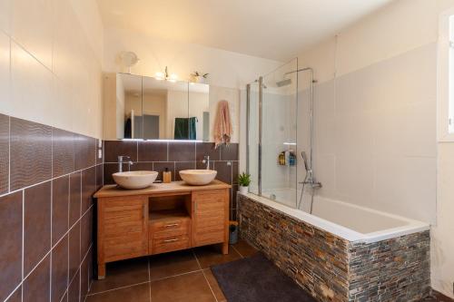 レ・ペンヌ・ミラボーにあるMaison Tout Confortの洗面台2つと浴槽1つを備えたバスルーム