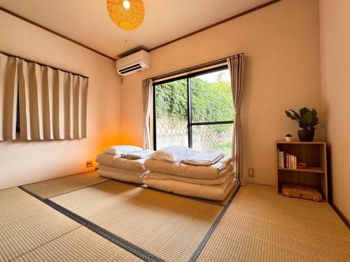 En eller flere senge i et værelse på OKA Stay