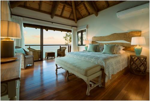 Postel nebo postele na pokoji v ubytování Luxury Villa Sea Monkey